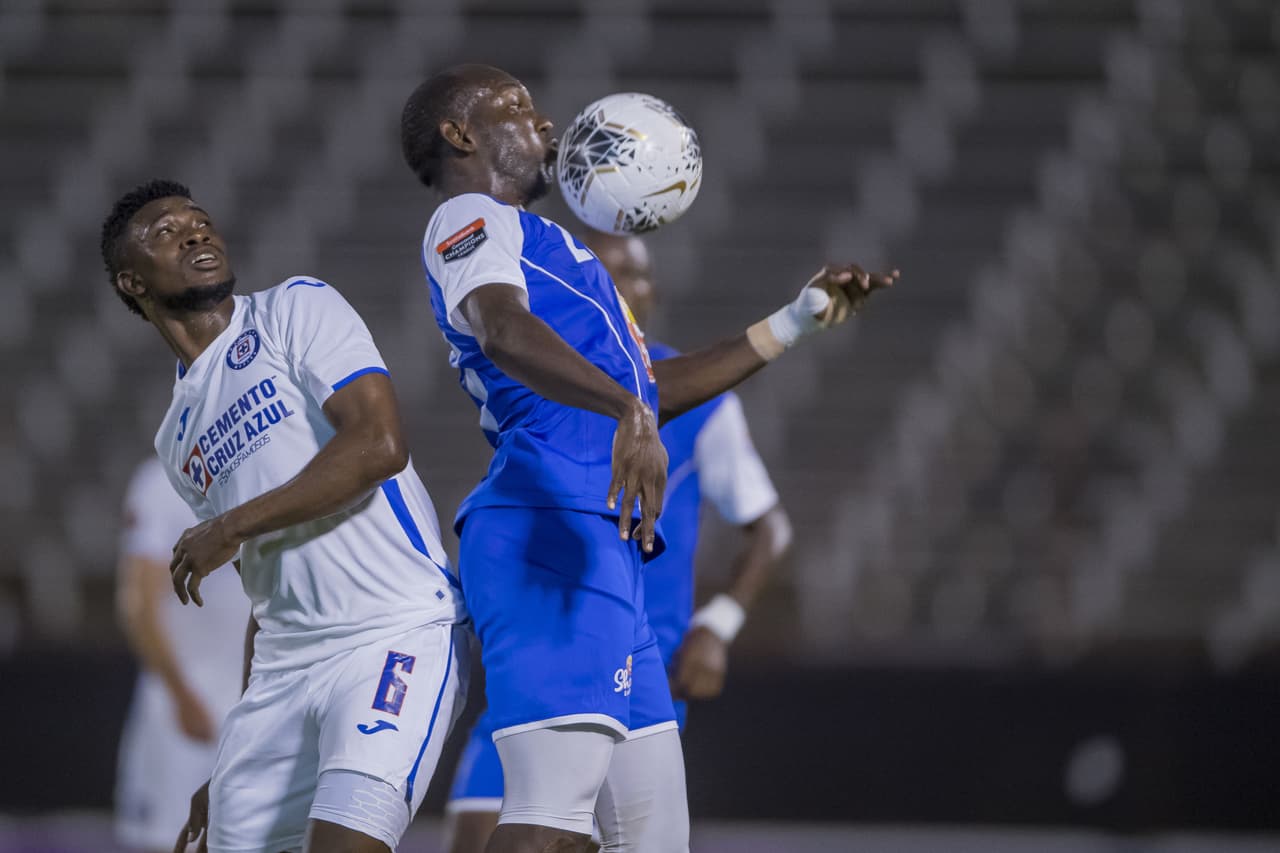 Rondee Smith se levanta y le gana la pelota a Jonathan Borja para despues apoyarse con su contención Ricardo Morris.