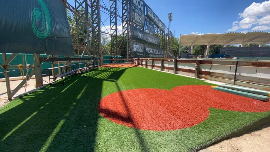 Otra de las novedades en la Catedral del Beisbol de Coahuila es la colocación de fachaleta de ladrillos en todos los pasillos del estadio madero.