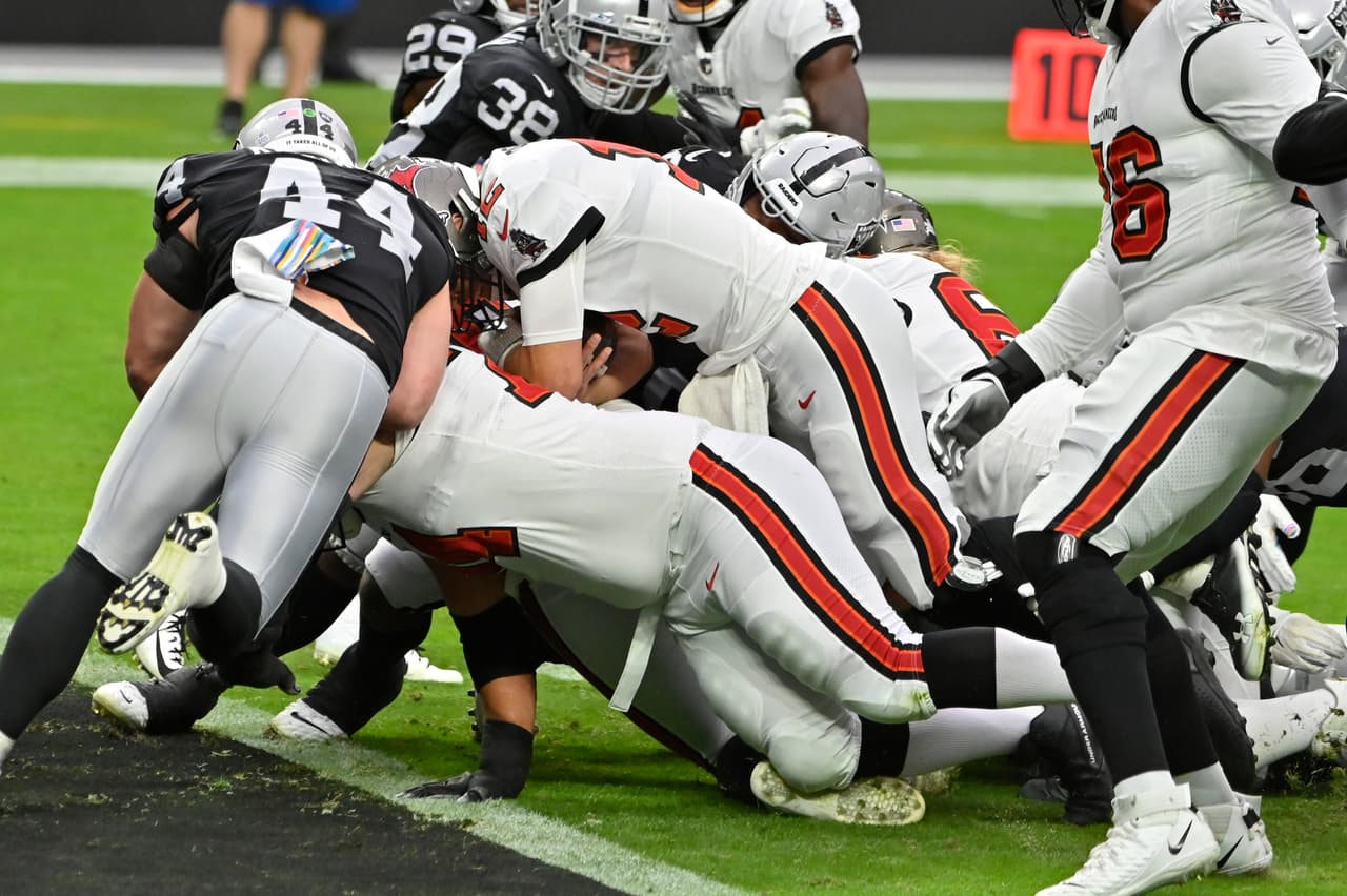 Tpm Brady tiene un partido impecable al lanzar cuatro pases de antocación y cero intercepciones en la victoria 45-20 sobre Las Vegas Raiders.