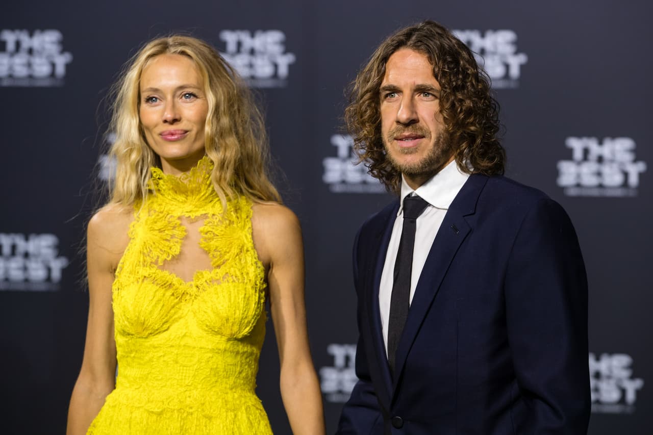 El exfutbolista Carles Puyol y su esposa.