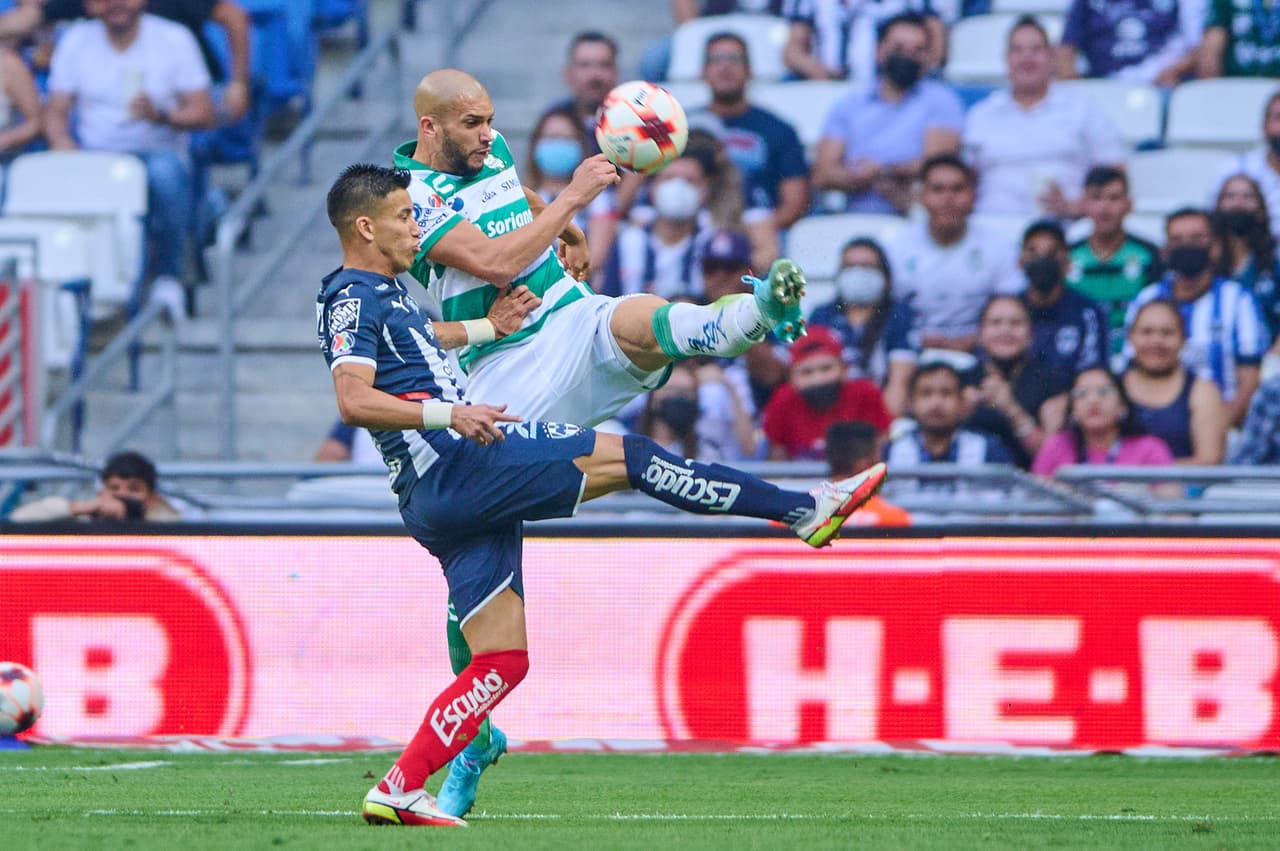 El primer tiempo en el Gigante de Acero entre Rayados y Santos Laguna tuvo de todo: errores, imprecisiones, fallos increíbles y espectáculo por parte de Carlos Acevedo.