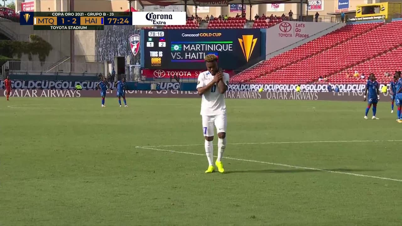 ¡Expulsión! El árbitro saca la roja directa a Patrick Burner.