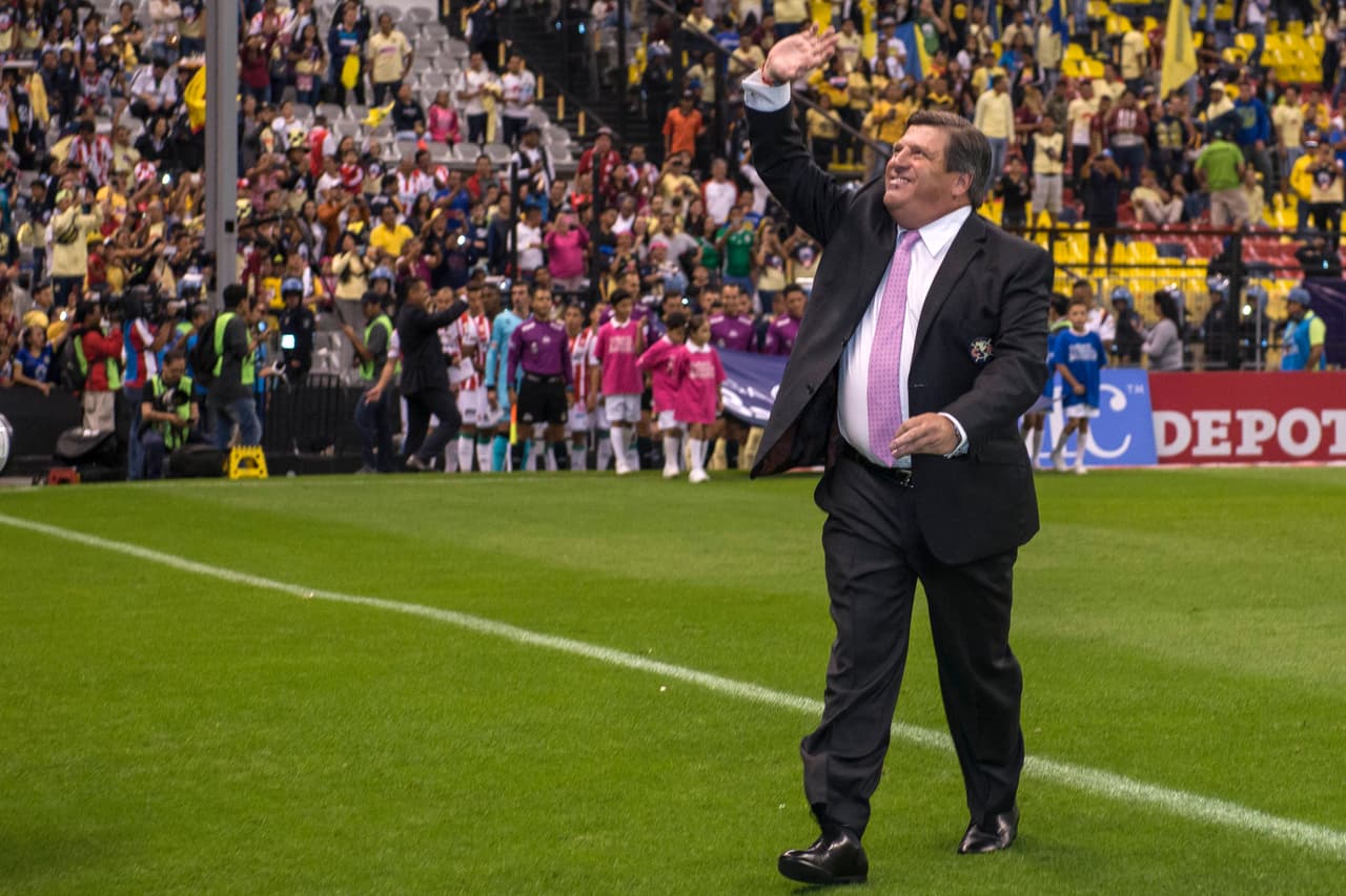 El "Piojo" Herrera entro al estadio muy sonriente, saludando a la afición y con la confianza que te da el estar haciendo un buen torneo.