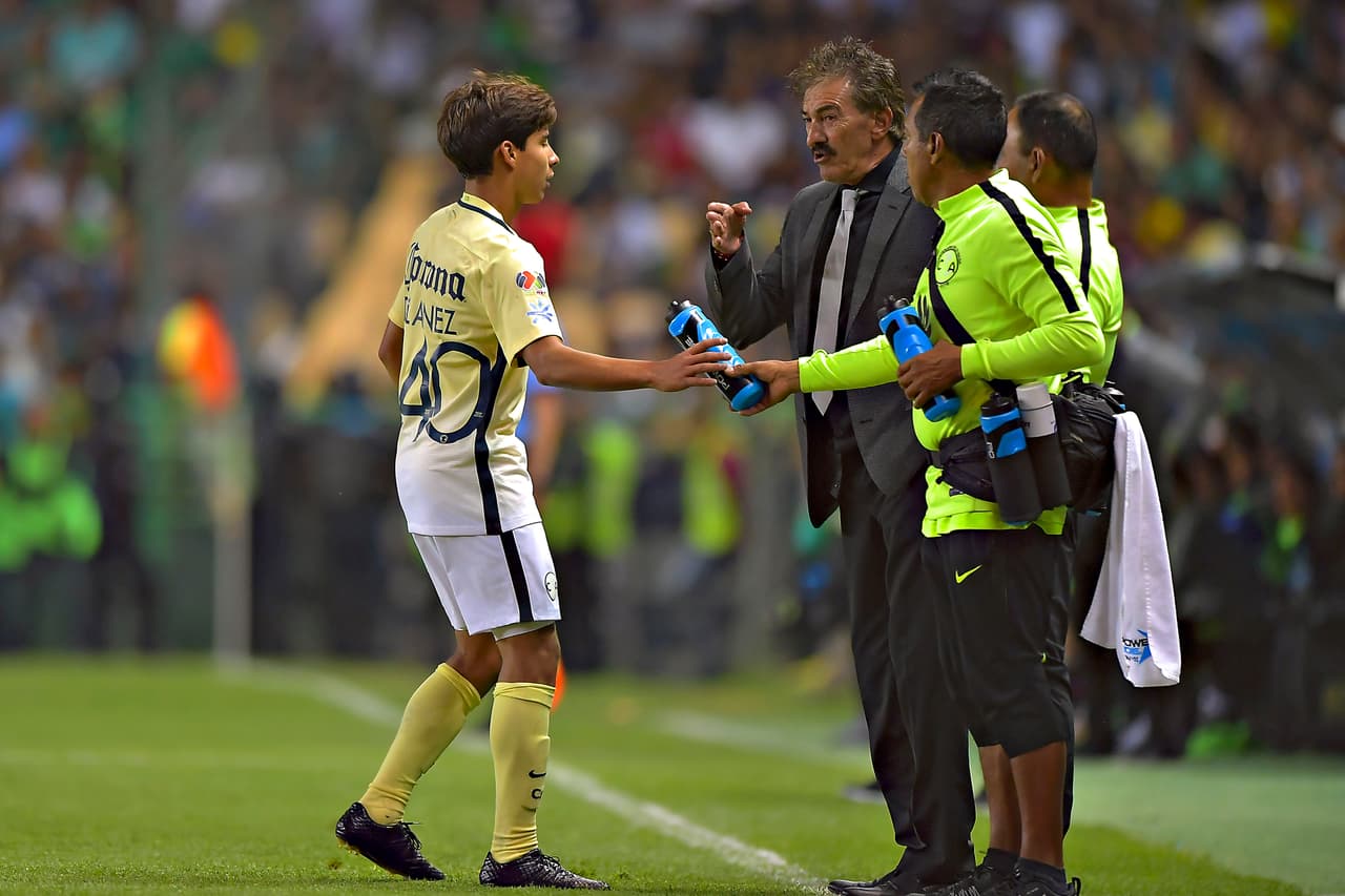 Action photo during the match Leon vs America, Corresponding 9st round of tournament Clausura 2017 of the League BBVA Bancomer MX, at Nou Camp Leon Stadium. Foto de accion durante el partido Leon vs America, Correspondiente a la Jornada 9 del Torneo Clausura 2017 de la Liga BBVA Bancomer MX, en el Estadio Nou Camp Leon, en la foto: (i-d) Diego Lainez recibe instrucciones de Ricardo Antonio La Volpe DT de America 04/03/2017/MEXSPORT/Isaac Ortiz.