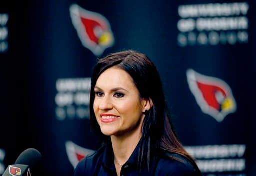 Ella es la primera mujer en ser contratada como integrante de un staff de entrenadores en la NFL y lo hará para los Arizona Cardinals, será becaria y trabajará con los apoyadores internos.