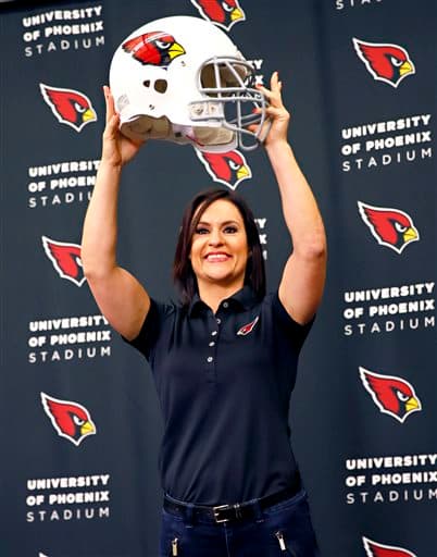 Ella es la primera mujer en ser contratada como integrante de un staff de entrenadores en la NFL y lo hará para los Arizona Cardinals, será becaria y trabajará con los apoyadores internos.
