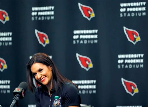 Ella es la primera mujer en ser contratada como integrante de un staff de entrenadores en la NFL y lo hará para los Arizona Cardinals, será becaria y trabajará con los apoyadores internos.