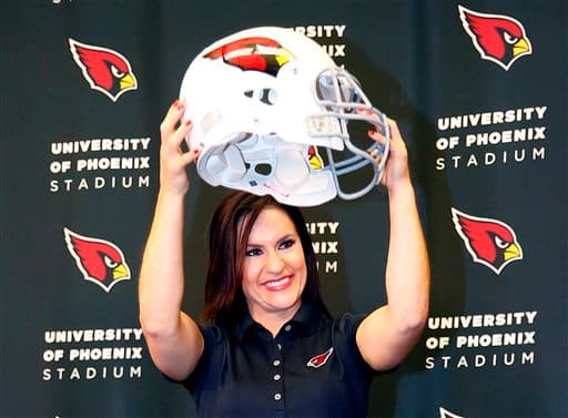 Ella es la primera mujer en ser contratada como integrante de un staff de entrenadores en la NFL y lo hará para los Arizona Cardinals, será becaria y trabajará con los apoyadores internos.