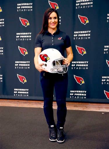 Ella es la primera mujer en ser contratada como integrante de un staff de entrenadores en la NFL y lo hará para los Arizona Cardinals, será becaria y trabajará con los apoyadores internos.