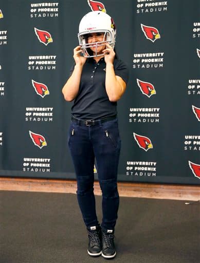 Ella es la primera mujer en ser contratada como integrante de un staff de entrenadores en la NFL y lo hará para los Arizona Cardinals, será becaria y trabajará con los apoyadores internos.