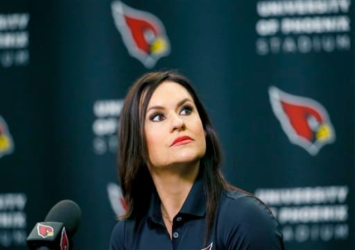 Ella es la primera mujer en ser contratada como integrante de un staff de entrenadores en la NFL y lo hará para los Arizona Cardinals, será becaria y trabajará con los apoyadores internos.