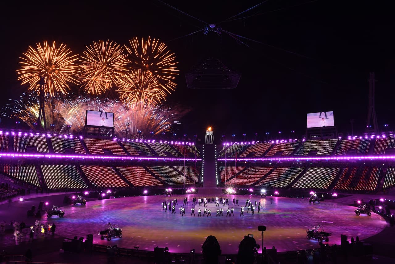 La ceremonia de cierre de Juegos Olímpicos de Invierno en Pyeongchang 2018 tuvo pirotecnia, luces, baile, música y colorido, un espectáculo que reflejó el brillo de la competencia en Corea del Sur.