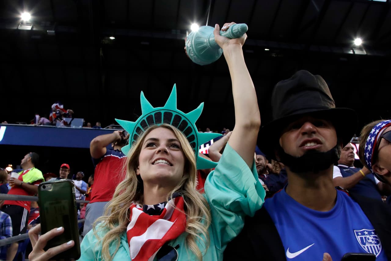 Y ella, a la hermosa estatua de la Libertad que cuida a todos los neoyorquinos día a día.