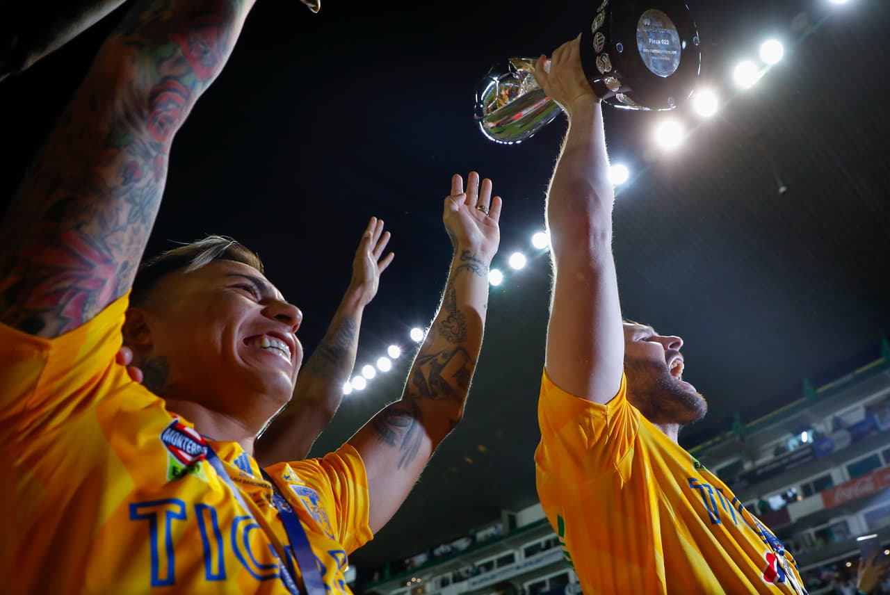 ¡Tigres se proclama Campeón del fútbol mexicano! Los felinos regiomontanos cosecharon su séptimo título de la Liga MX y se cuelan, aunque muchos se sigan negando a aceptarlo, entre los grandes del balompié azteca. Luego de superar en una Final de un solo gol a los Esmeraldas del León, así se dieron los festejos de los Tigres en patio ajeno, imágenes para el recuerdo y que hay que darse un tiempo para echarles un ojo, sobre todo la fiel afición de los felinos regios.
