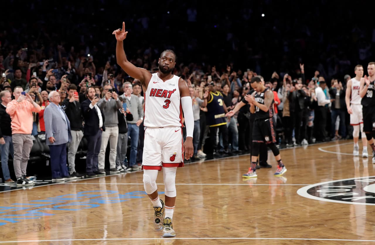 Dwyane Wade se despidió tras 16 años del básquetbol profesional el 10 de abril de 2019 como jugador de Miami Heat, equipo con el que fue campeón tres veces en NBA.