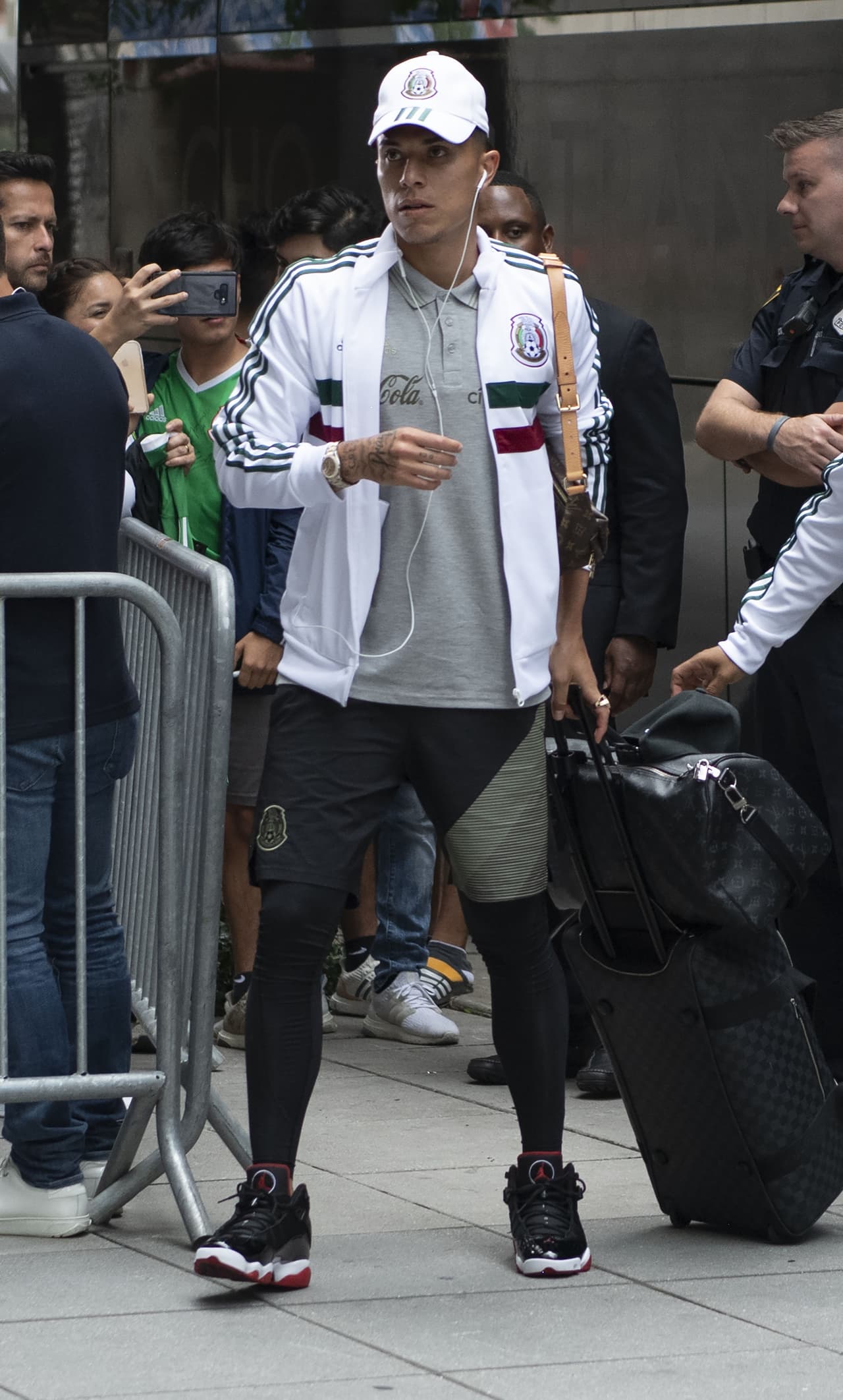 Los futbolistas de la Selección de México arribaron a la ciudad de Houston, donde el sábado entrante se medirán a la de Costa Rica para dirimir un boleto a las Semifinales de la Copa Oro 2019. Entre gritos, porras y mucho entusiasmo, la afición recibió de esta manera a los seleccionados mexicanos.