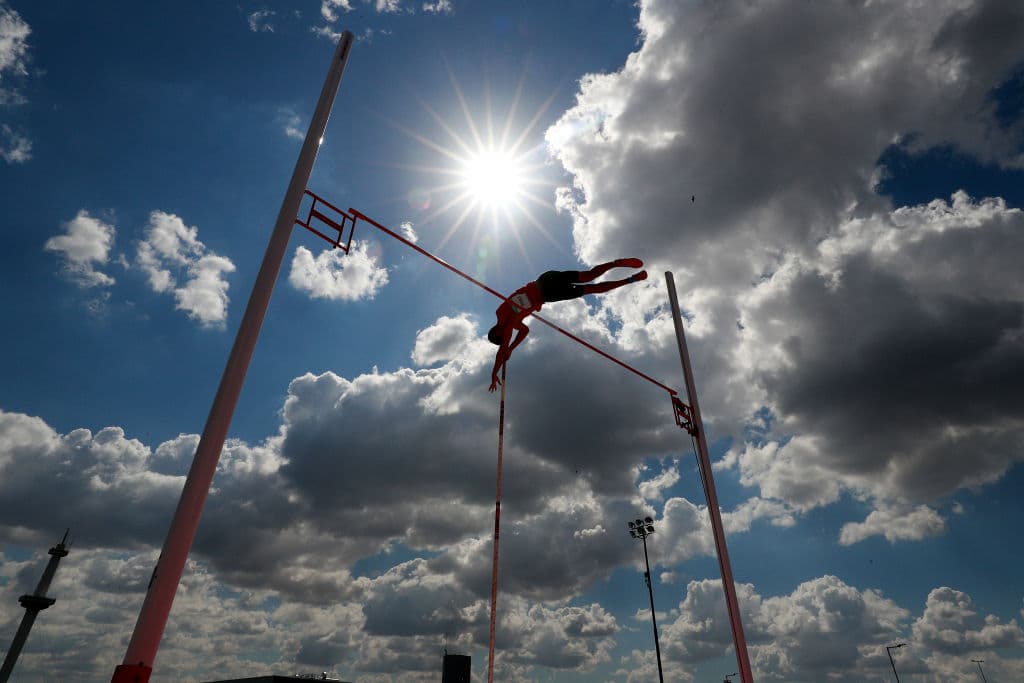 El húngaro Adam Mihaly tocando el cielo en el salto con pértiga.