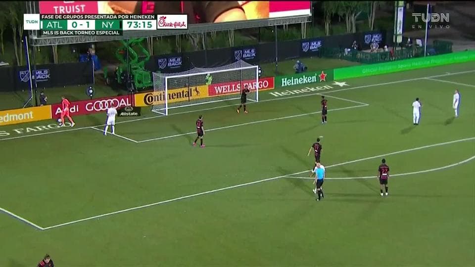 Tiro desviado de Ezequiel Barco