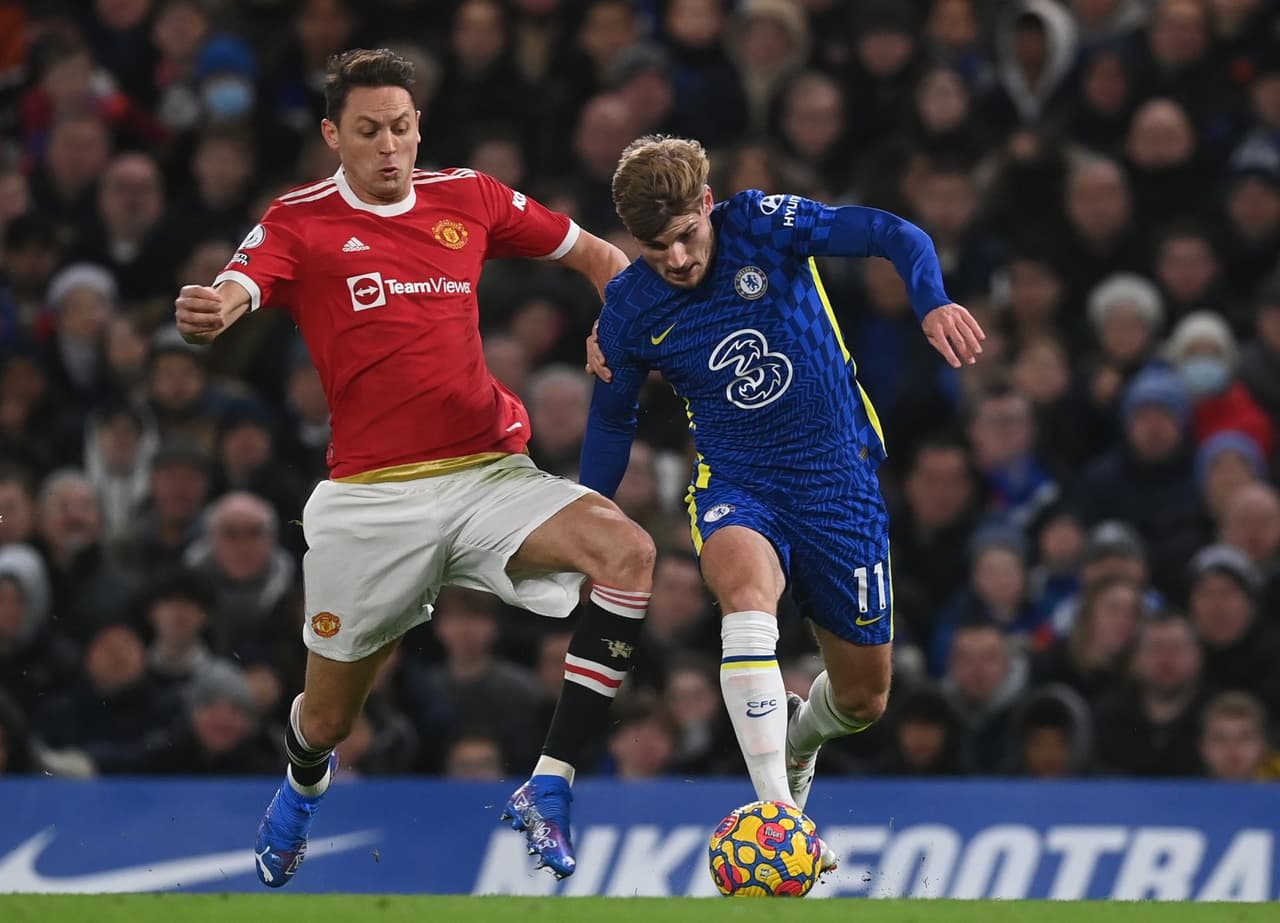 Chelsea empata 1-1 ante el Manchester United durante la J13 de la Premier League. Jadon Sancho abrió el marcador al minuto 50' a favor de los Red Devils, pero Jorge Luis Frello logra igualar el marcador al 69'. Cristiano Ronaldo entró de cambio.