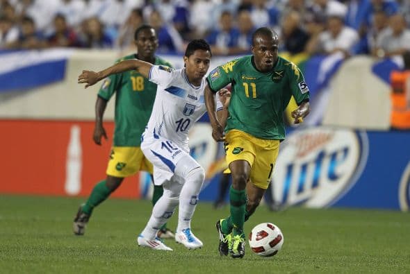 Ramón Nuñez de Honduras intenta superar las marcas de los defensores jamaiqueños, una escena constante en el partido, marca a presión al equipo catracho que no supo superar el desenlace.