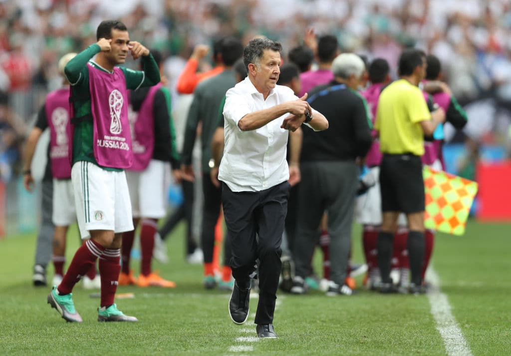 México ingresó a cancha a Rafael Márquez y llenó la defensa, a la espera de que se acabara el partido.