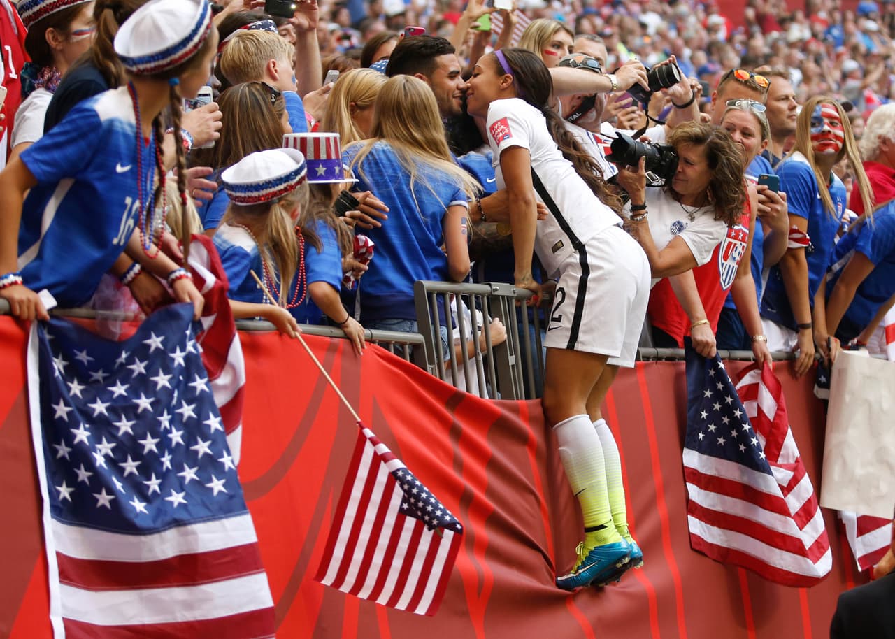 El beso entre Leroux y Dwyer, durante el Mundial femenino de 2015.