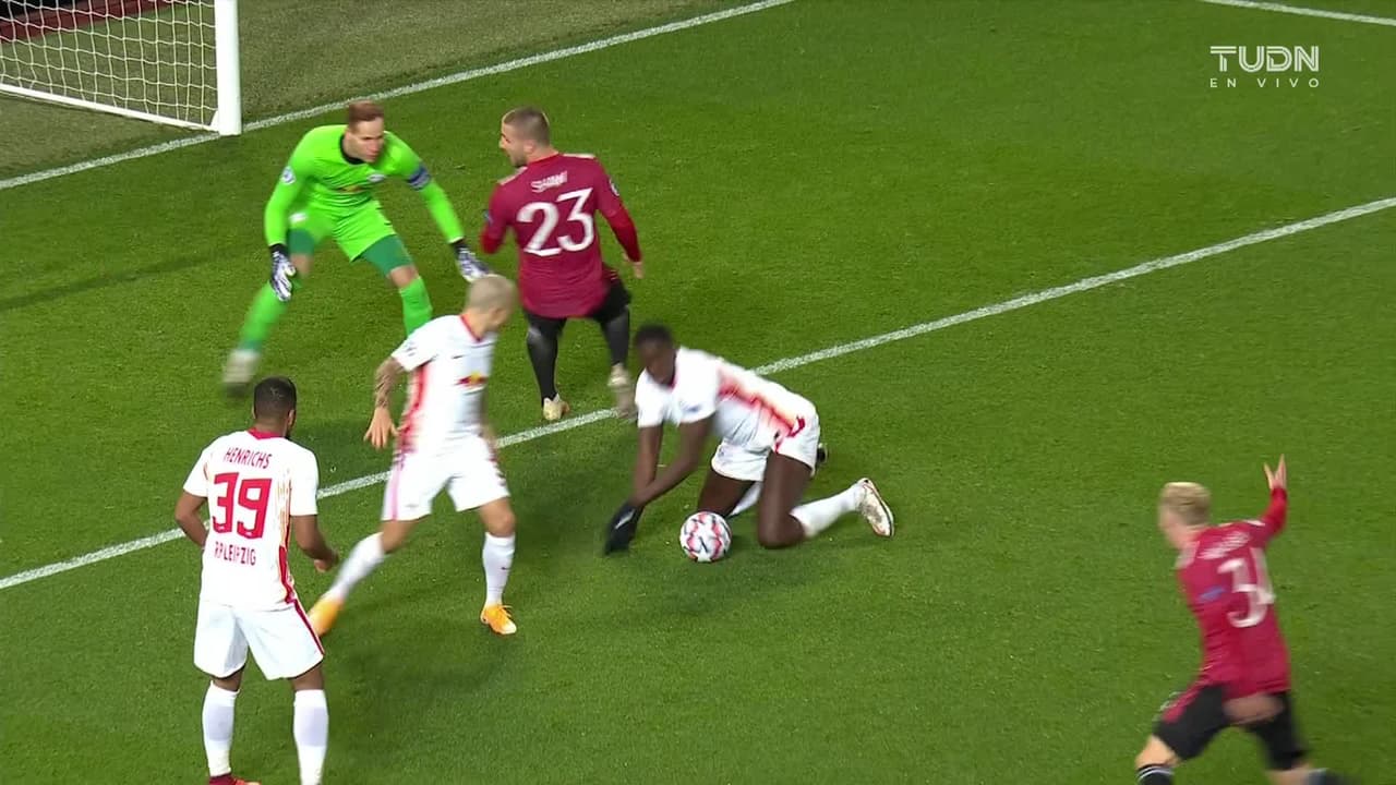 ¡TIRO ATAJADO! disparo por Mason Greenwood.