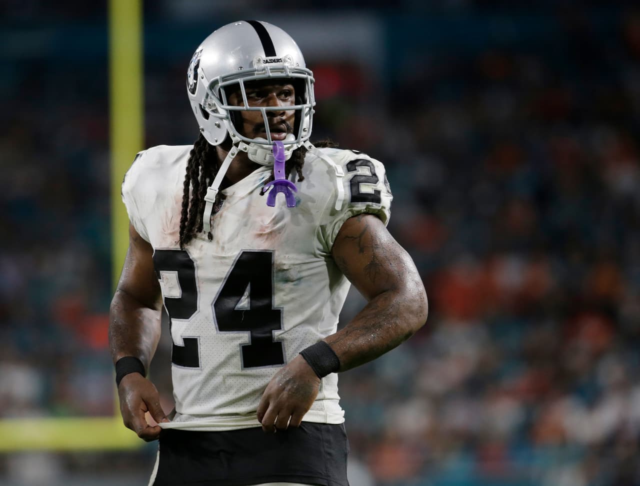 Marshawn Lynch no jugará con los Raiders en ocho semanas