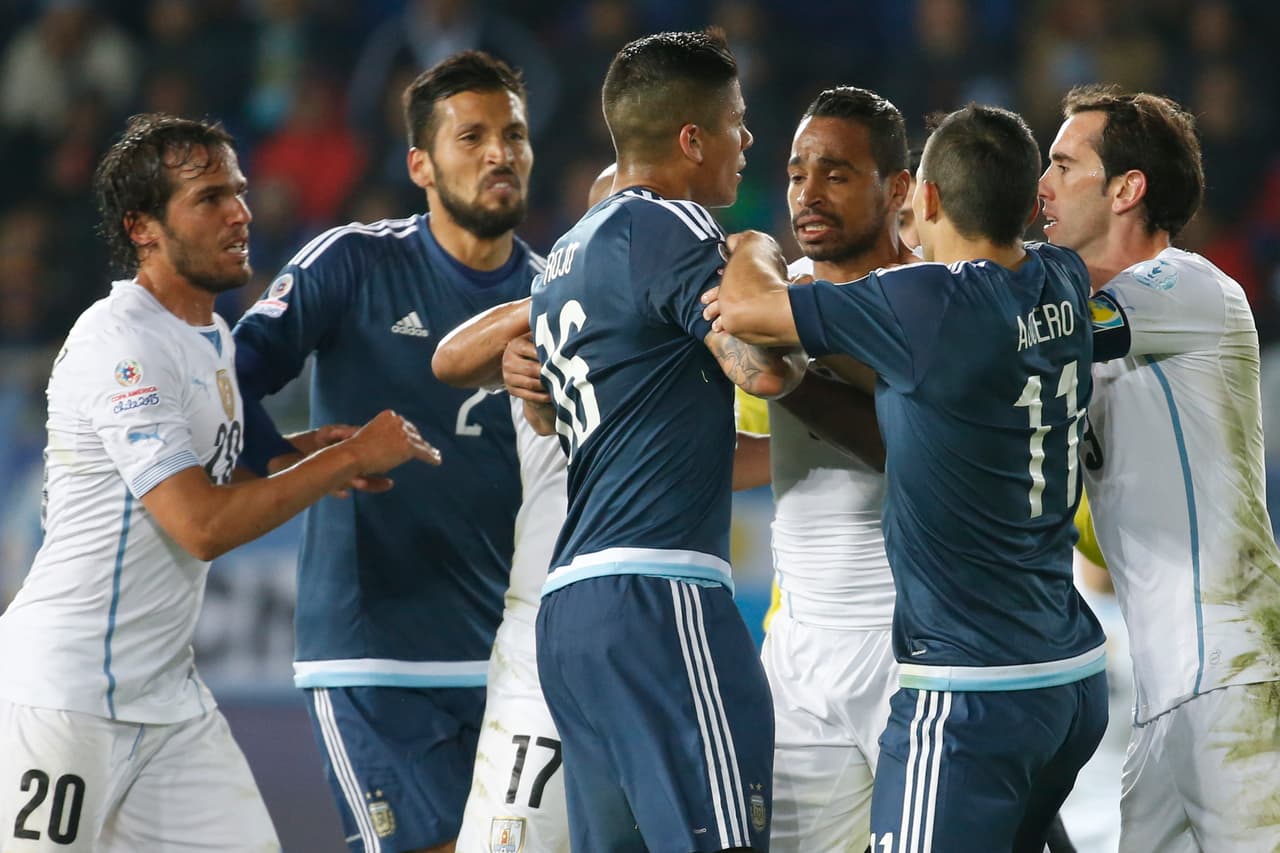 El encuentro tuvo también, claro está, sus altercados. No sería un clásico si no fuera así.