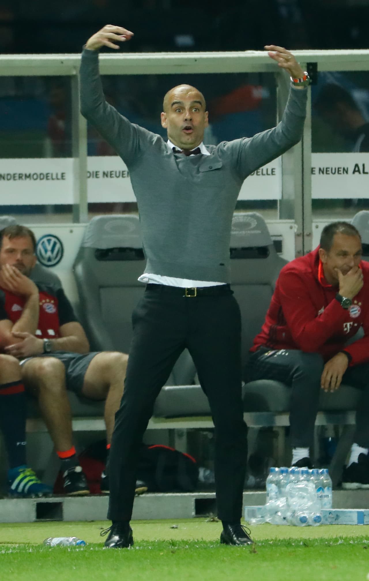 No, no empezaba con el Yoga, solo pedía que se agruparan sus jugadores para no dejar tantos espacios.