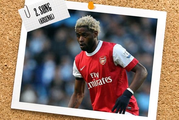 Comenzando en la zaga, Alex Song destacó con el Arsenal, que venció al Manchester City con gol incluído del defensor.
