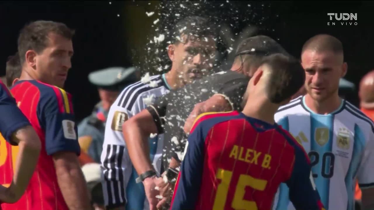 ¡Cómo en Reforma! El árbitro le tira espuma en la cara a Alex Baena!