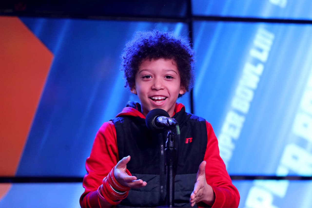 Como este pequeño, puedes sentarte en un set de televisión y sentirte como un comentarista que analiza un partido.