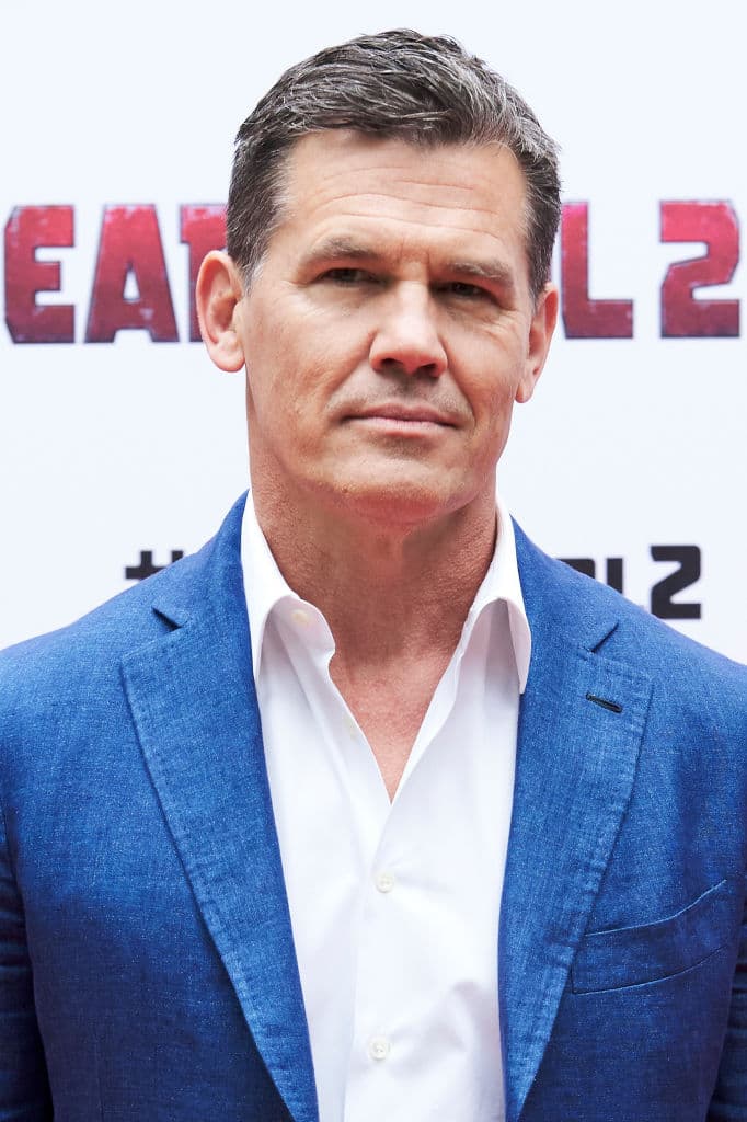 En 1980, en la frontera de Texas, cerca de río Grande, Llewelyn Moss, un cazador de antílopes, descubre a unos hombres acribillados a balazos, un cargamento de heroína y dos millones de dólares en efectivo.
<br>