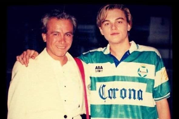 Hace algunos años, Leonardo Di Caprio utilizó la camiseta de Santos hace algunos años. (Foto: Twitter)