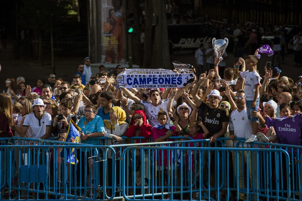 Fueron miles de fánaticos los que se acercaron a las inmediaciones de la Fuente de Cibeles para ser partícipes de la celebración, la cual comenzó con la salida del bus con los jugadores desde el Estadio Santiago Bernabéu.