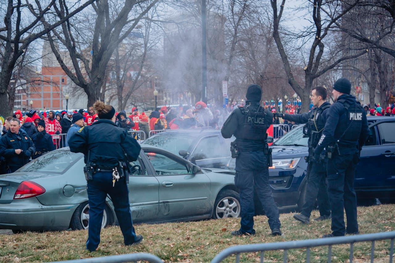 Instantes antes del desfile en Kansas City, Missouri, donde la gente ya espera a los Chiefs, se presentó una persecución que tuvo éxito.