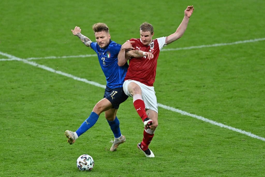 Federico Chiesa y Matteo Pessina marcan en los tiepos extras y le dan el triunfi 2-1 a Italia tras un apretado duelo frente a Austria. Los italianos esperan al ganador entre Bélgica y Portugal.