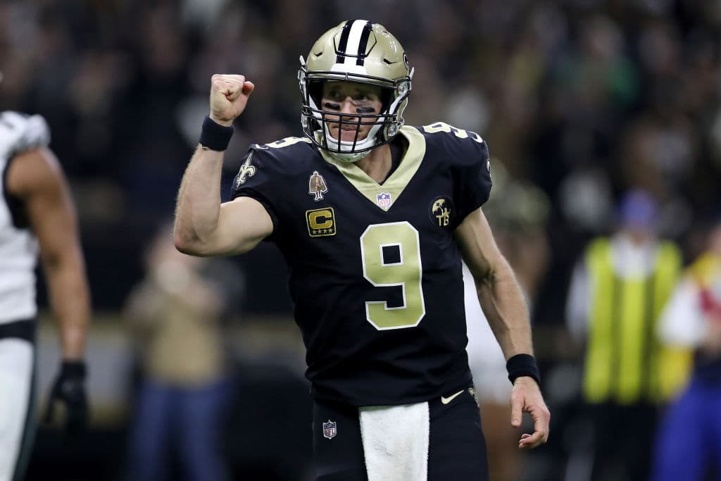 Drew Brees lanzó para 301 yardas al completar 28 de 38 intentos, sumando un par de envíos a la zona final y una intercepción. Fue capturado dos veces.