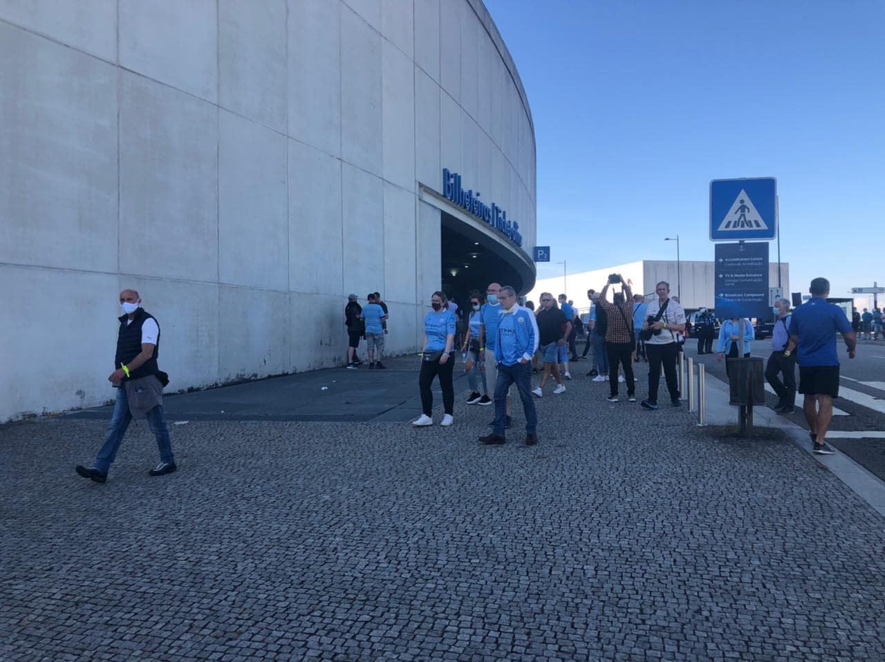 A minutos del incio del partido, los aficionados comienzan a llegar a sus lugares en el Estadio Do Dragao para disfrutar de la final de la UEFA Champions League.