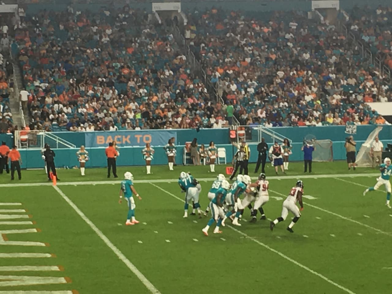Miami revivió la pasión en la pretemporada de la NFL con el triunfo de los Dolphins 23-20 contra Atlanta Falcons y los fanáticos compartieron sus vivencias en alrededores del estadio y tribunas.