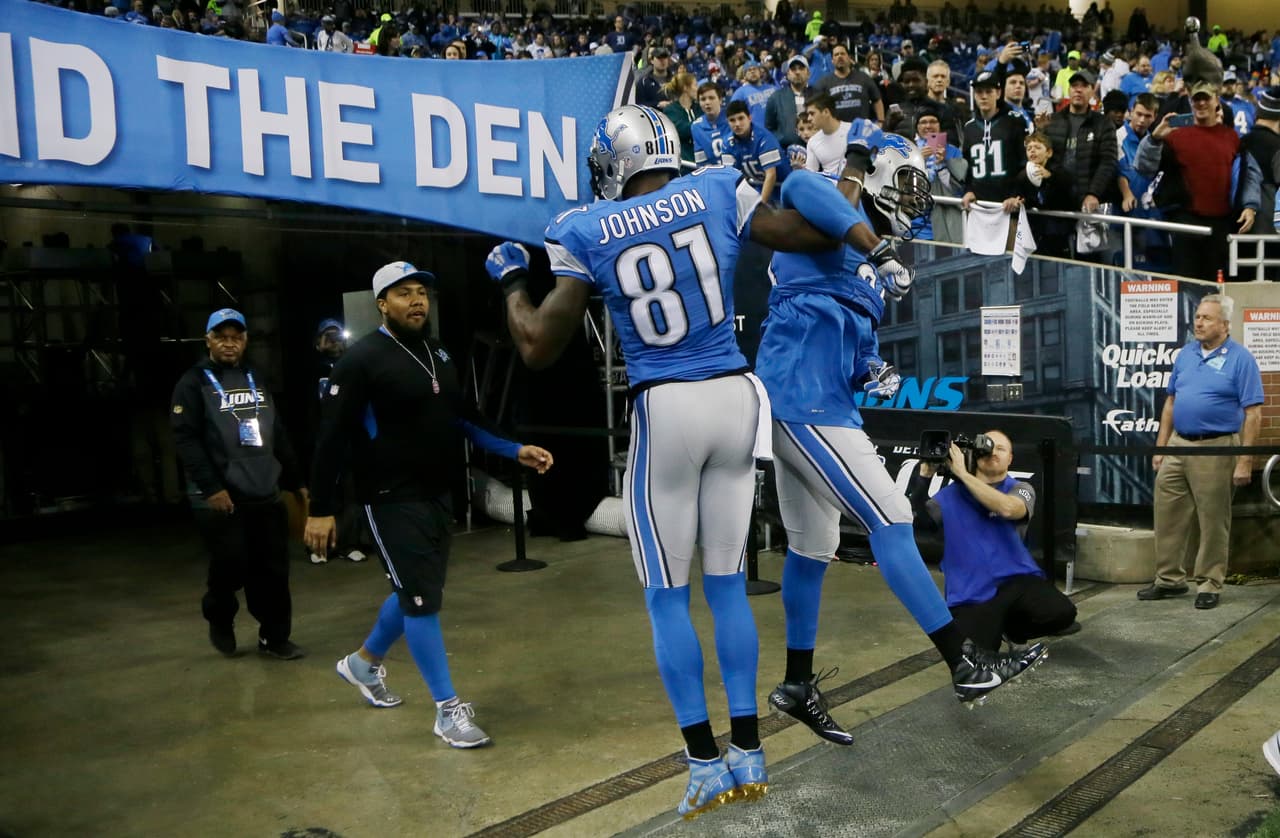 Los Eagles recibieron su primer descalabro en su historia en Día de Acción de Gracias, y los Lions fueron los culpables. Aquí las mejores tomas del duelo que quedó con marcador de 45-14.