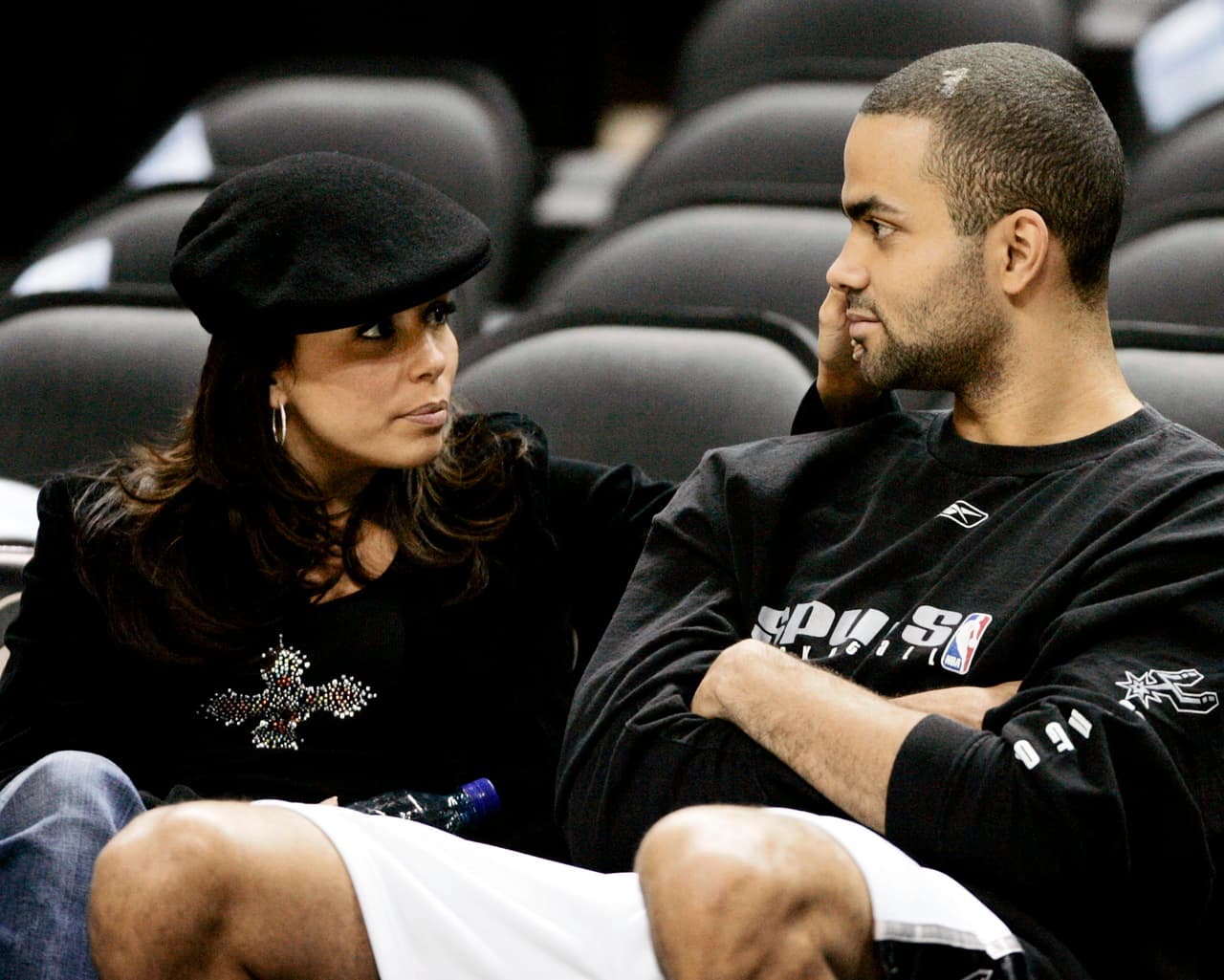 Tony Parker cometió el error más estúpido del mundo al mensajearse con la Erin, la esposa de su compañero Brent Barry. Eva Longoria se sintió traicionada y optó por el divorcio.