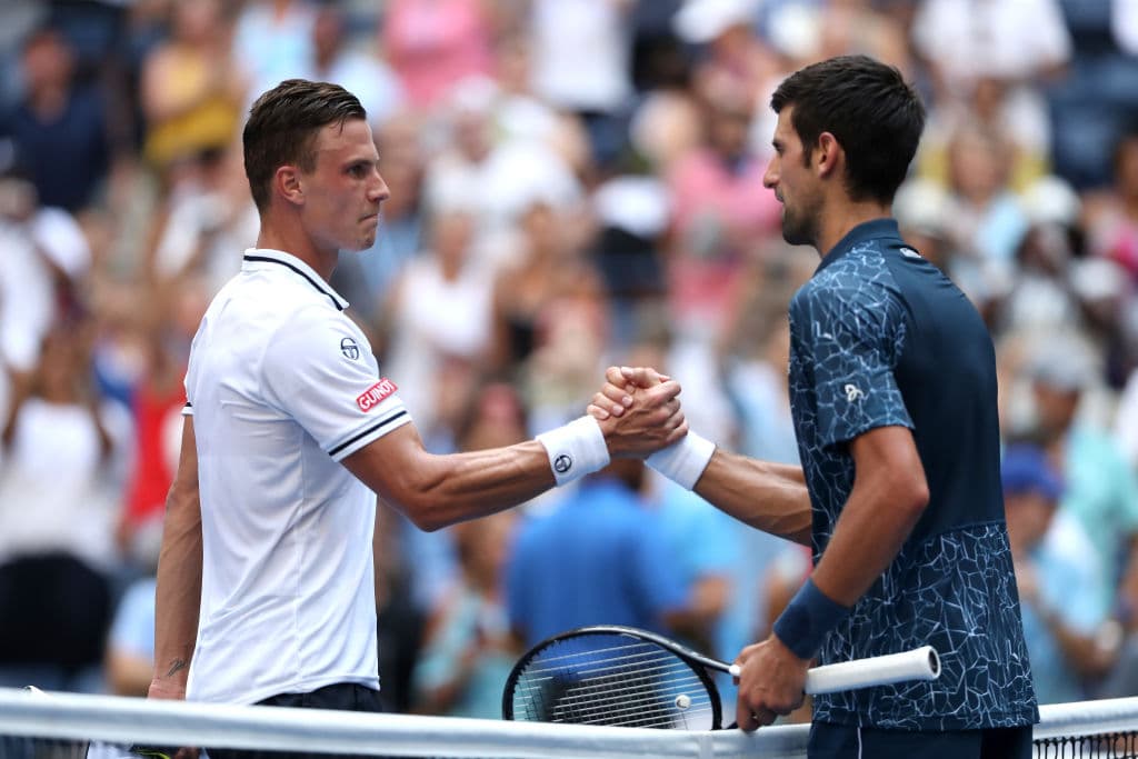 Novak tuvo que echar mano de cuatro sets para eliminar al 40 del mundo, el húngaro Marton Fucsovics por 6-3, 3-6, 6-4 y 6-0, para mantenerse con vida en el US Open 2018.