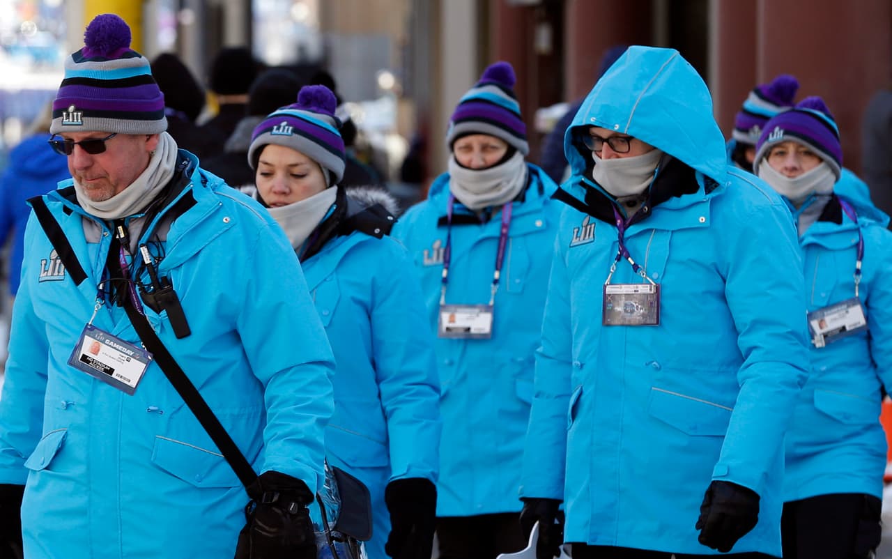 ¡Todo listo en el U.S. Bank Stadium para el Super Bowl LII! Los Patriots y los Eagles jugarán por el título de la NFL y ni siquiera las bajas temperaturas reducen la pasión de los miles de aficionados que ya están en el estadio.