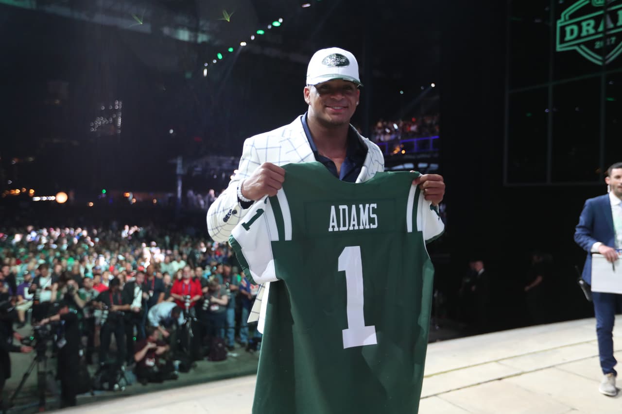 <b>6 JAMAL ADAMS | S New York Jets</b>
<br>Universidad: LSU
<br>Estatura: 6’
<br>Peso: 214 libras
<br>
<br>Destacar: Hijo del antiguo corredor de Kentucky, George Adams, que jugó para los Gigantes de Nueva York.
<br>
<br>Resumen: Adams obtiene altas calificaciones de liderazgo, además de la habilidad atlética de élite, y hace difícil encontrar defectos en este sentido.
<br>
<br>Conclusión: Adams es el cuarto defensivo de LSU en irse en la primera ronda desde 2011.