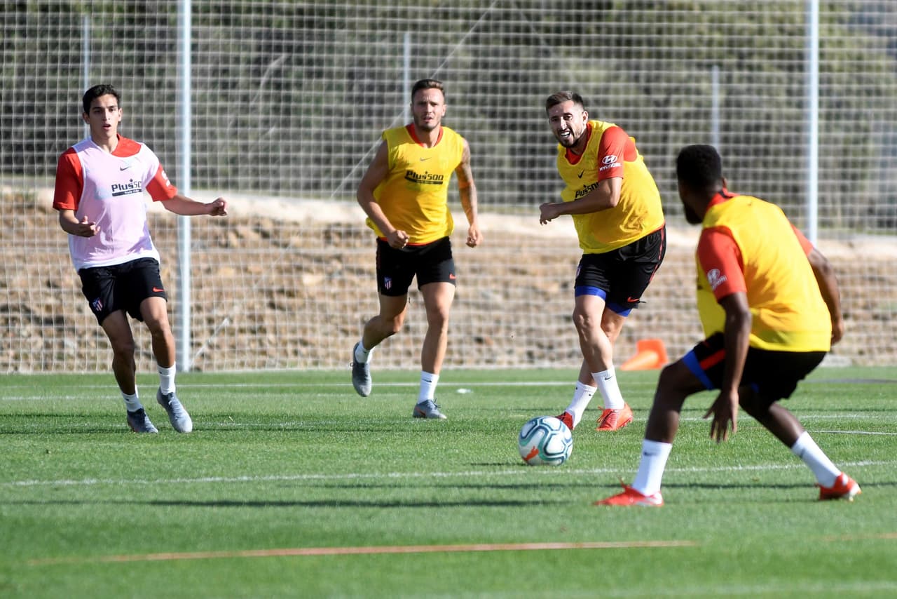 GRAF4801. LOS ÁNGELES DE SAN RAFAEL (SEGOVIA), 15/07/2019.- Los jugadores del Atlético de Madrid, Saúl Ñíguez (2i), y el mexicano Héctor Herrera, entre otros, durante el entrenamiento que realizan hoy en los Ángeles de San Rafael (Segovia). EFE/PABLO MARTÍN
