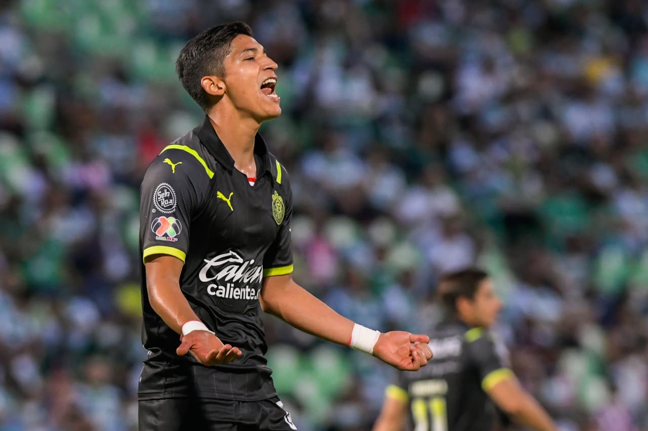 Aunque Chivas terminó encima del arco de Acevedo, no paso del empate ante Santos.