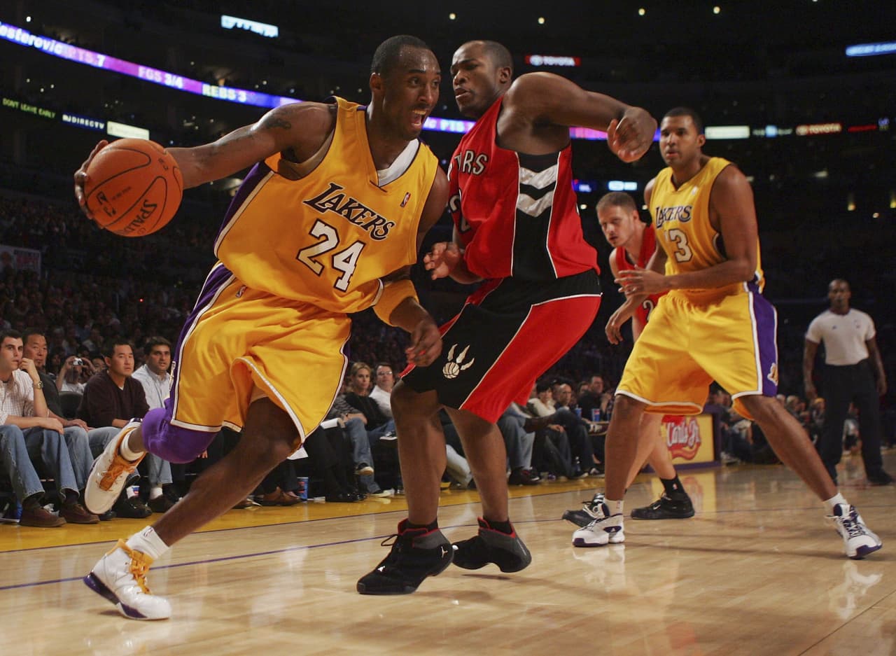 El 22 de enero de 2006 Kobe anotó la mayor cantidad de puntos de su carrera en un partido: 81. La víctima fueron los Toronto Raptors. En la era moderna, ese es el récord anotador en la NBA.