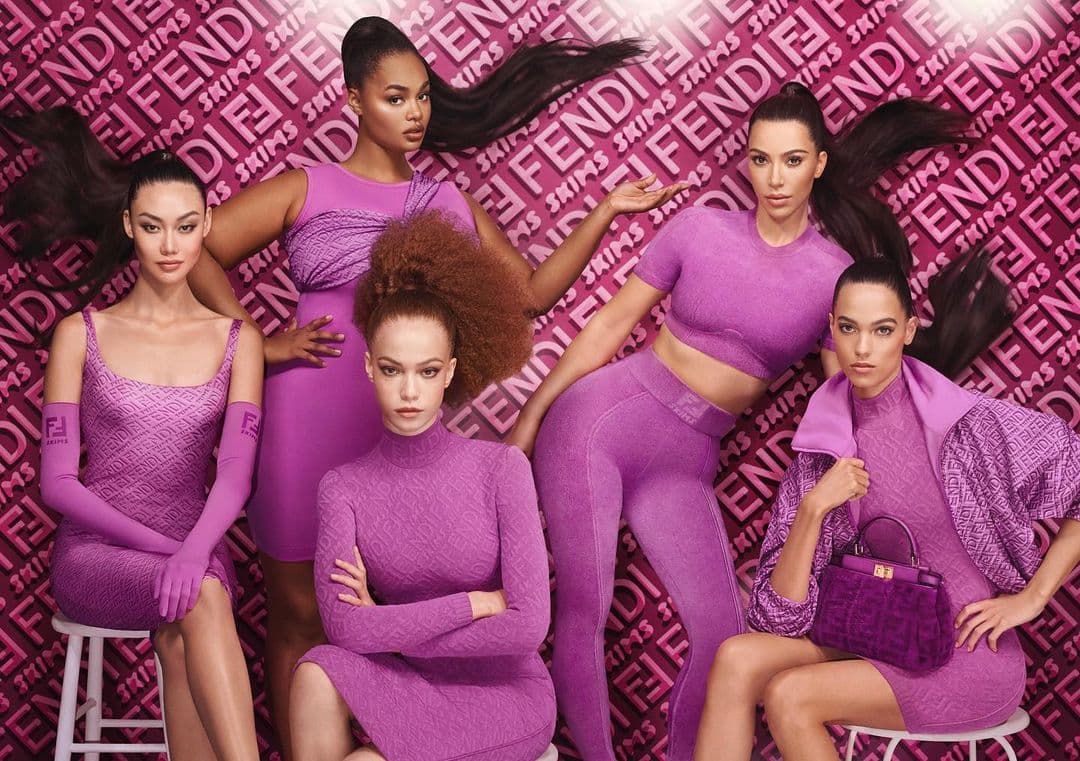 Esta edición se publicará el 13 de noviembre, con la directora artística de Fendi, Kim Jones, Kardashian West modela el vestido y la pulsera Fendi x Skims.
